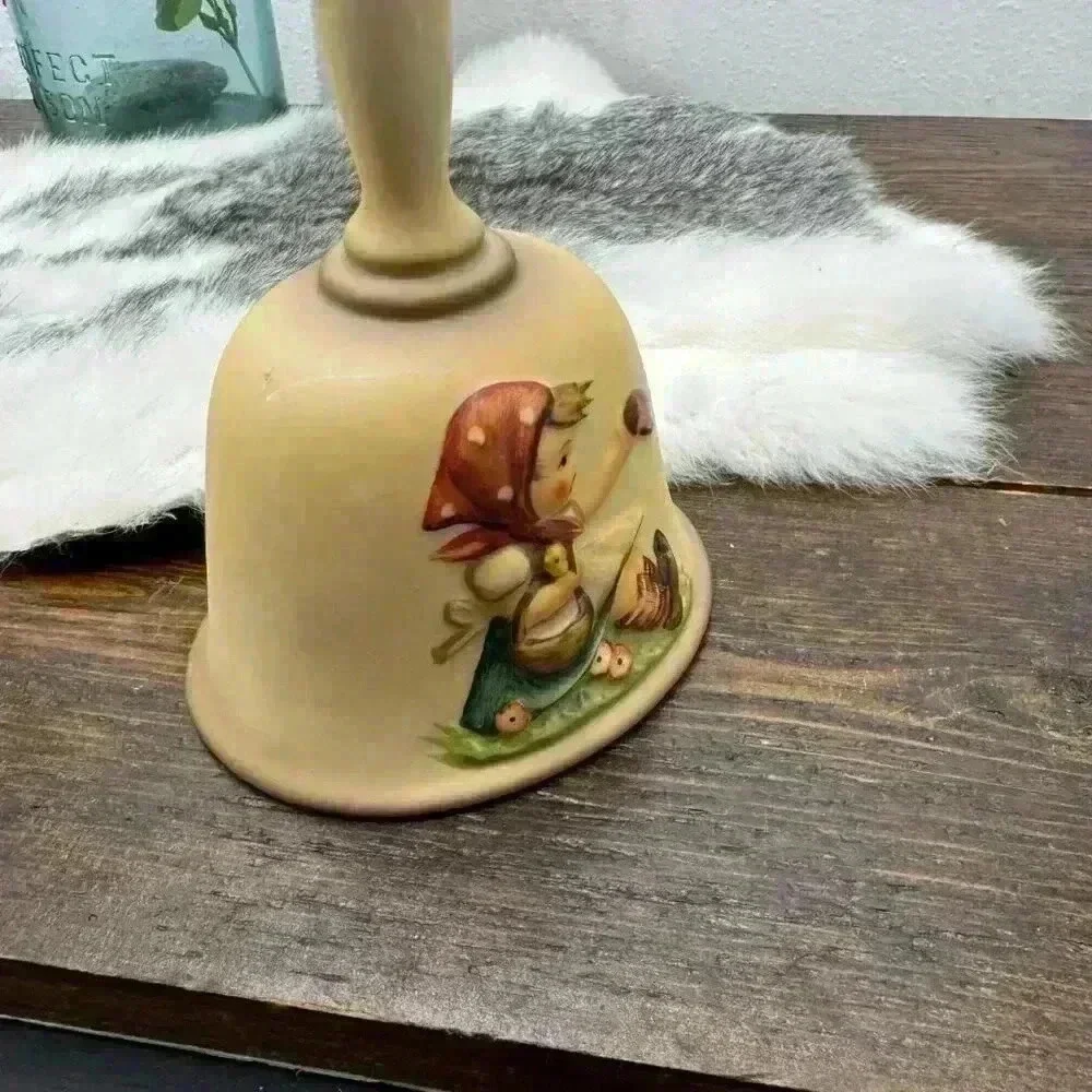 1979 M.J. Hummel 1979 Annual Bell bas-relief‎ girl second edition Goebel Germany
